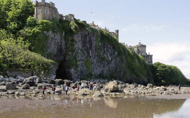 В одной из таких пещер и пропал волынщик, превратившийся в призрак (Culzean Castle, Шотландия). | Фото: historia.wordpress.com.