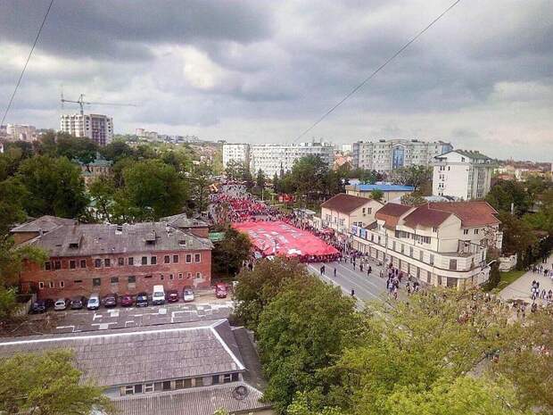 В Кишиневе развернули самое большое Знамя Победы. 