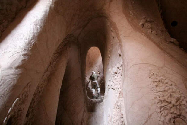 10 лет в пустыне в одиночестве вырезая пещеры ра полетт (7)
