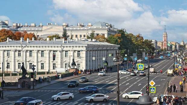 Полупустой Невский проспект возможно увидеть только ранним утром