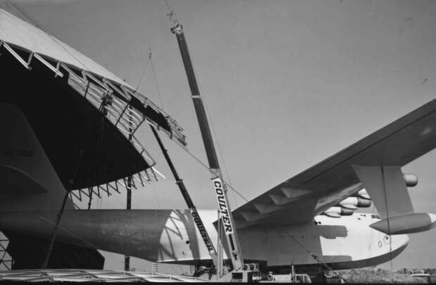 The Spruce Goose is slowly backed into the dome next to the Queen Mary.<br /><br />Port of Long Beach The Spruce Goose is slowly backed into the dome next to the Queen Mary.<br /><br />Port of Long Beach