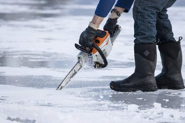 Сахалинские рыбаки с риском для жизни вышли на тонкий лед в середине апреля ради улова