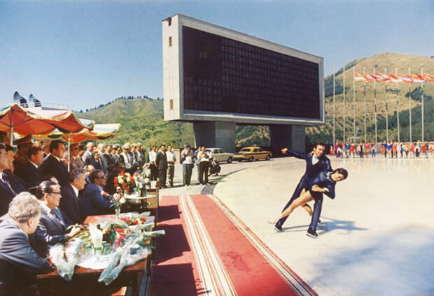 Казахстан. На катке Медео. Автор Мусаэльян Владимир, 1973.jpg