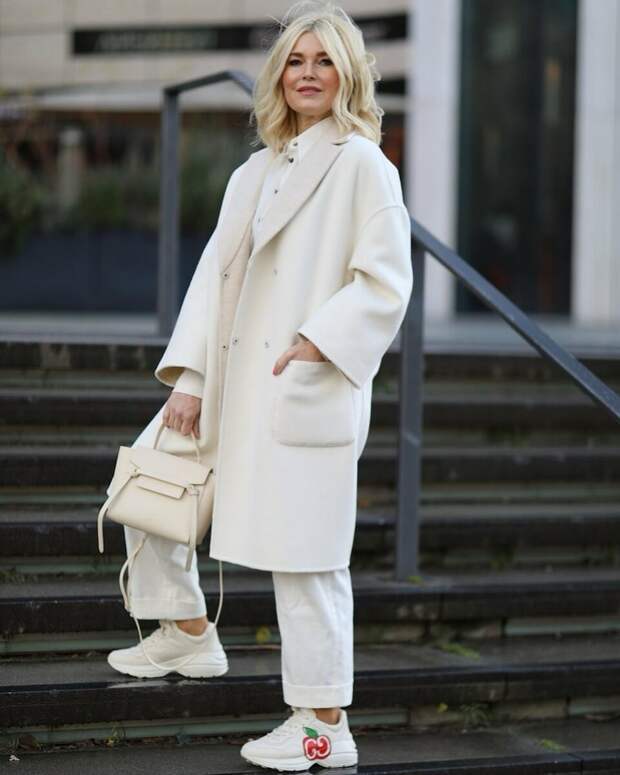 Модный блогер в светлом пальто. /Фото: ladyline.me