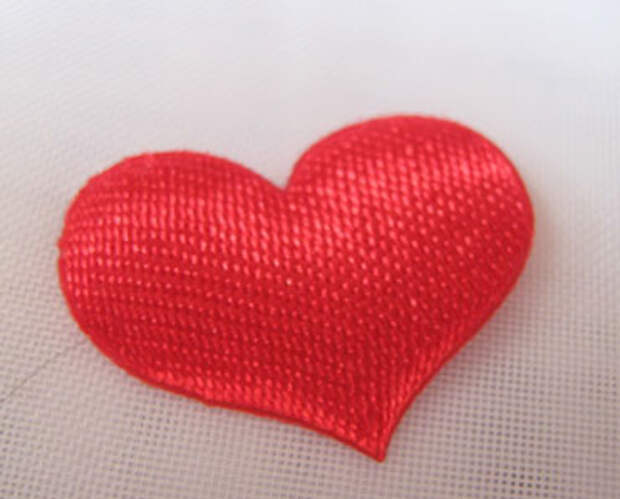 Сердечко из красной ткани
