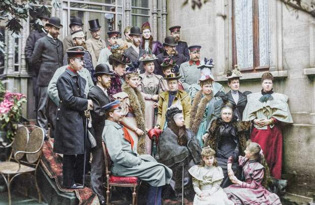 Королева Виктория и её семья, включая Николая II, на свадьбе в Кобурге, Германия, 1894 год.