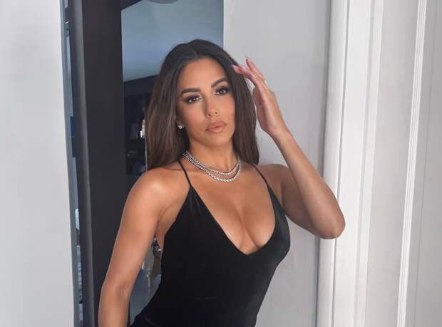 Актриса Ева Лонгория выложила фото в платье с глубоким декольте