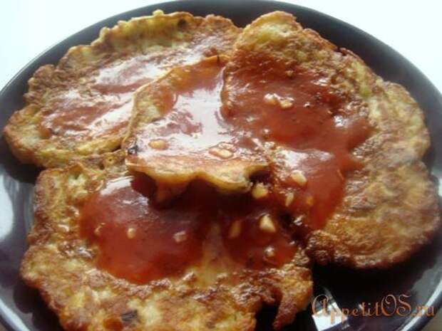Драники с курицей и грибами под томатным соусом