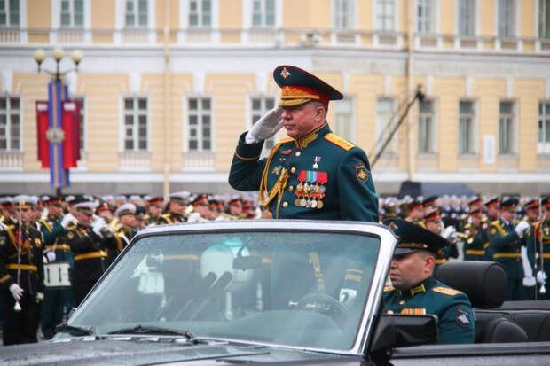 День Победы в Петербурге: парад на Дворцовой площади и "Бессмертная флотилия" на Неве