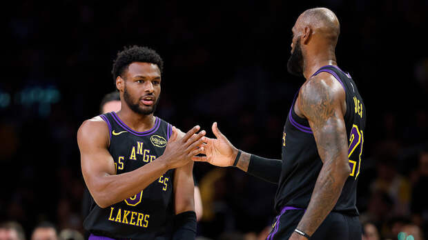 Леброн и Бронни Джеймсы первыми в истории НБА отметились передачей «отец — сын»