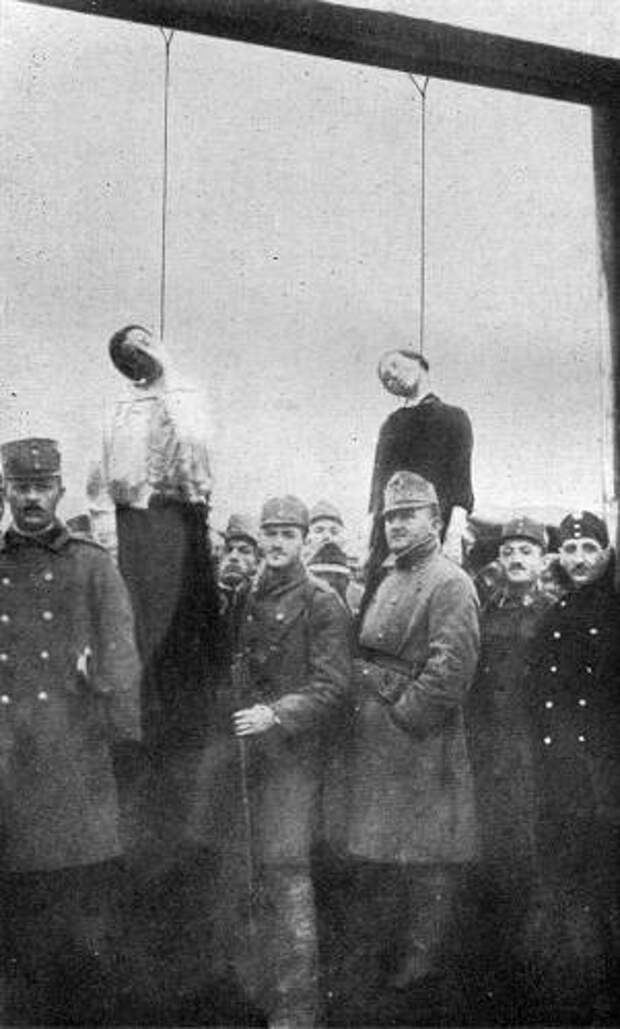 На фото первоукраинцы-рутены Галиции — Украины Австро-Венгерской империи, в будущем члены ОУН и бандеровцы, осуществляют в 1914—1917 годах, без суда и следствия, этническую чистку Галиции от ненавистных им русинов, отождествлявших себя с рускими из Киевской Руси и не пожелавшими провозгласить себя украинцами-рутенами Галиции Украины (окраины) Австро-Венгрии На фото первоукраинцы-рутены Галиции — Украины Австро-Венгерской империи, в будущем члены ОУН и бандеровцы, осуществляют в 1914—1917 годах, без суда и следствия, этническую чистку Галиции от ненавистных им русинов, отождествлявших себя с рускими из Киевской Руси и не пожелавшими провозгласить себя украинцами-рутенами Галиции Украины (окраины) Австро-Венгрии