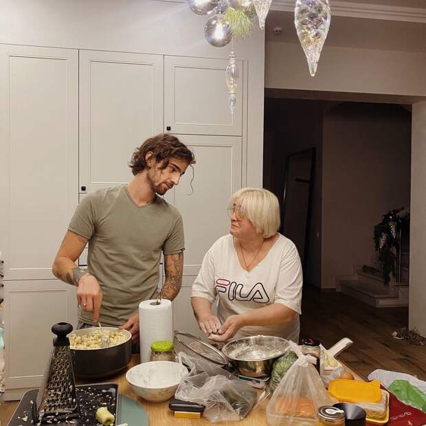 Дантес со своей мамой за готовкой