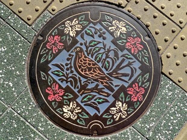 Необычные крышки люков на дорогах в Японии