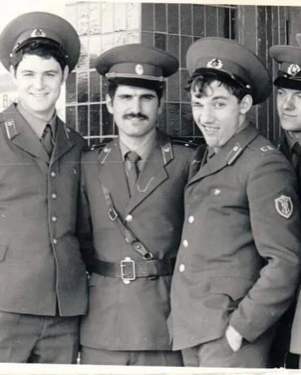 Армейские фотографии знаменитостей из их дембельских альбомов