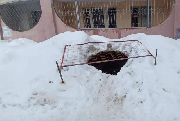 В Саратове ребенок получил травмы при падении в канализационный люк