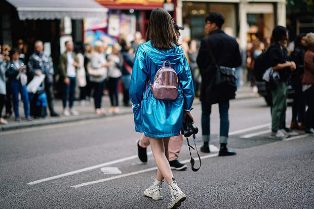 КАК ВЫГЛЯДЕТЬ СТИЛЬНО В ДОЖДЬ - УЧИМСЯ У ГЕРОЕВ STREET STYLE-ХРОНИКИ - ФОТО