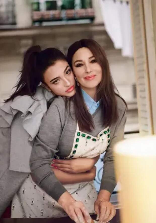 15-летняя дочь Моники Беллуччи и Венсана Касселя вместе с матерью снялась для глянца