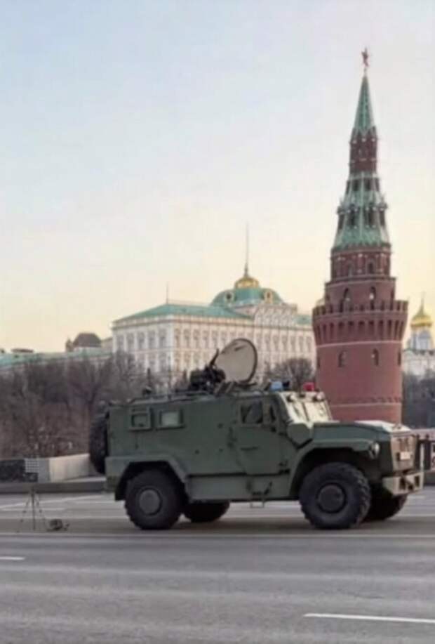 Москва. У стен Кремля и на Мавзолее появились мобильные огневые