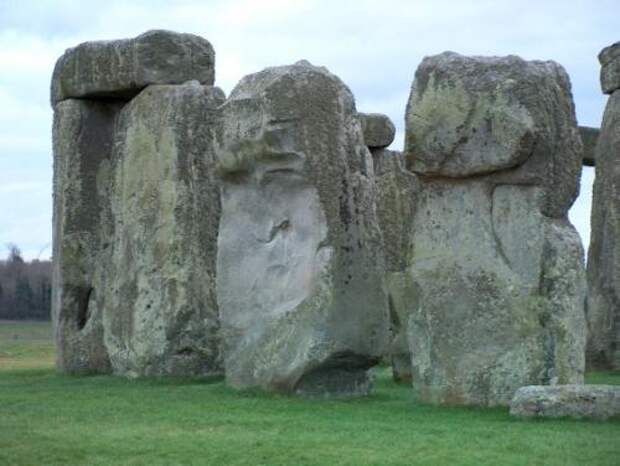 СтоунхенджБесспорно, Стоунхендж считается самым популярным древним памятником, расположенным в Европе. Он состоит из каменных глыб невероятных размеров, которые поражают не столько своим видом, сколько загадкой происхождения.