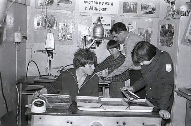 Школьники на занятиях в фотокружке. Село Минское, Костромская область. СССР. 1970-е.