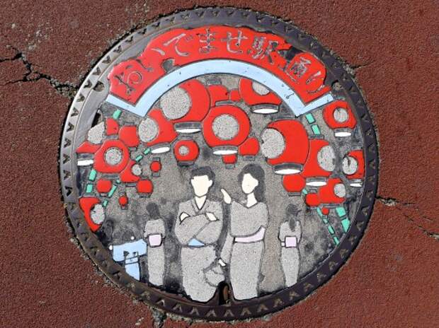 Необычные крышки люков на дорогах в Японии