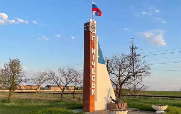 В Геническ из Крыма передали тонну строительной известки и несколько упаковок красок цвета российского триколора