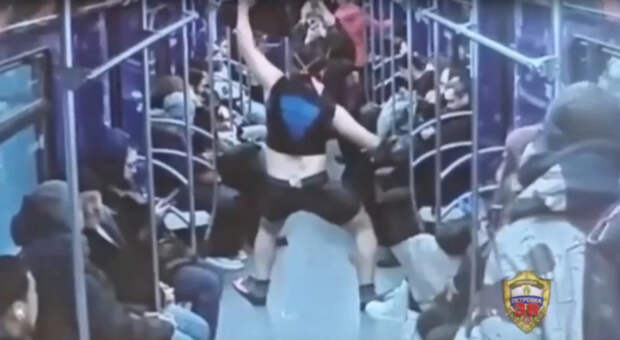 Заплыв в подземке: в Москве на 4 суток арестовали танцора в ластах и маске