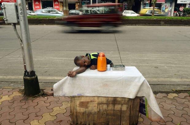 Продавец чая в ожидании покупателей, Мумбаи, Индия
