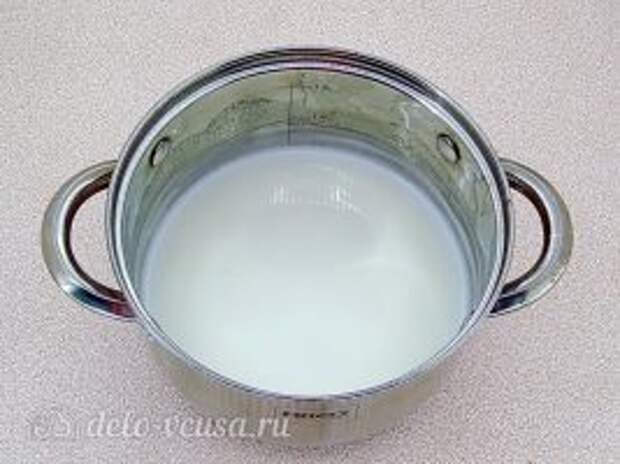 Молочное желе с клюквой: Кипятить молоко с сахаром