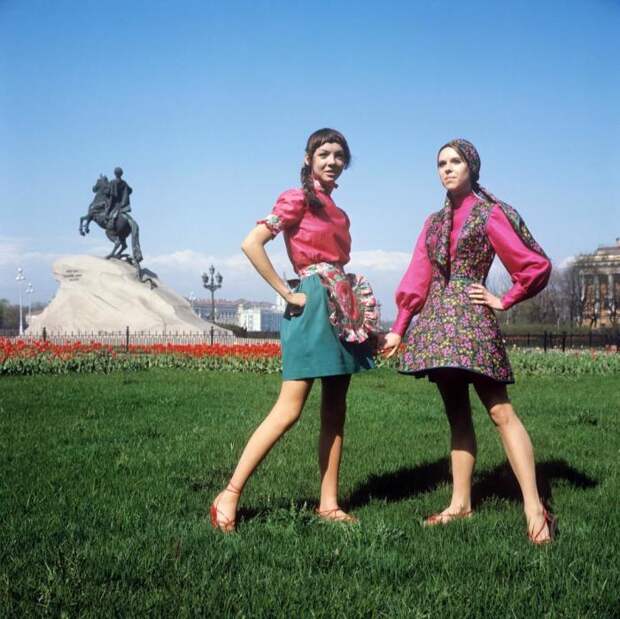 Показ сарафана в духе старинной одежды и летнего наряда для отдыха. СССР, 1970 год. 