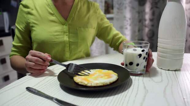 Сдобным утром: почему завтрак нельзя заменять перекусами
