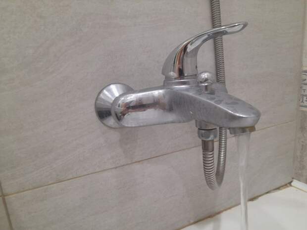 Ремонт на сетях водоснабжения продолжается: микрорайон во Владивостоке до сих пор без воды