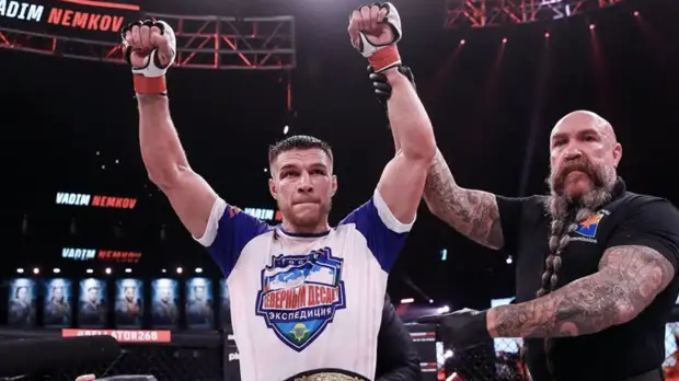 Немков показал, как ему накладывают швы после победы над Энгликасом на Bellator 268