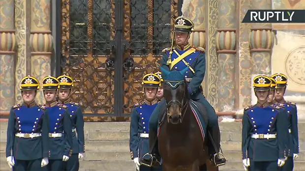 Развод караулов при участии Президентского полка и учеников Кремлёвской школы верховой езды