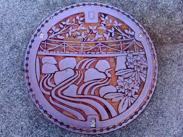 Необычные крышки люков на дорогах в Японии