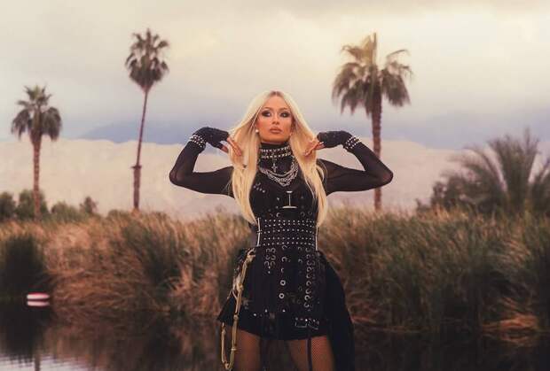 Пэрис Хилтон в откровенном наряде появилась на Coachella