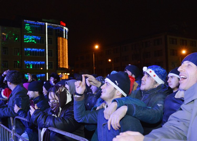 На снимке: жители Чеченской республики встречают Новый год в Грозном.