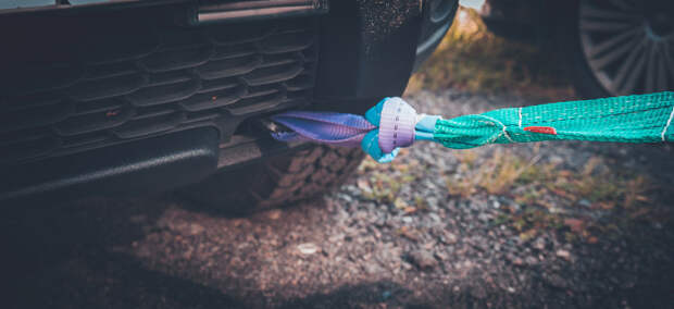 Многие автолюбители срезают карабины для предупреждения ситуаций, когда лопнувший металл на высокой скорости нанесет вред / Фото: drive2.ru