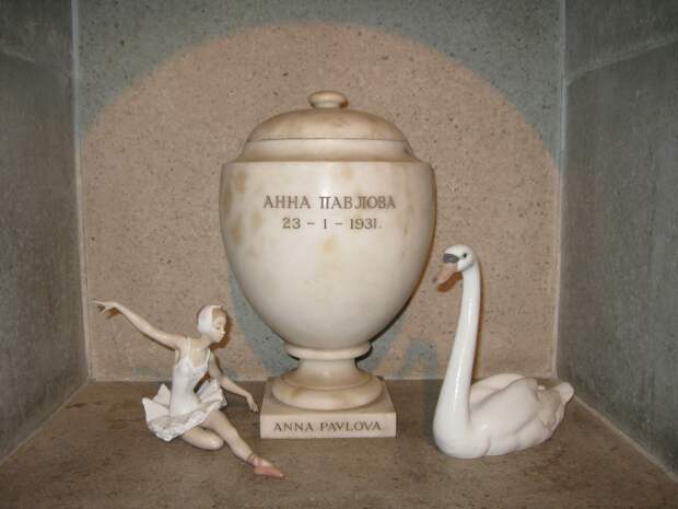 Урна с прахом балерины в Лондоне в колумбарии «Голдерс Грин» 