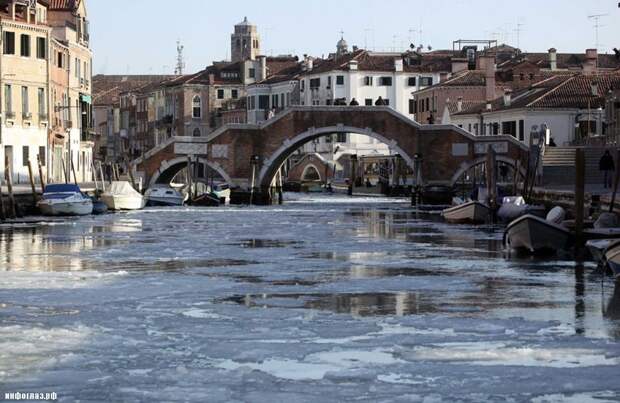467750 Венецианские каналы впервые за 80 лет сковало льдом