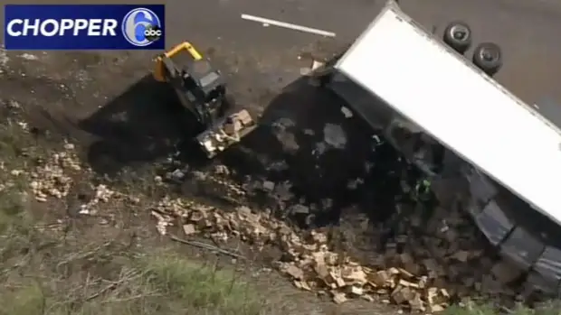 В результате ДТП на дорогу высыпались 40 тыс. куриных наггетсов