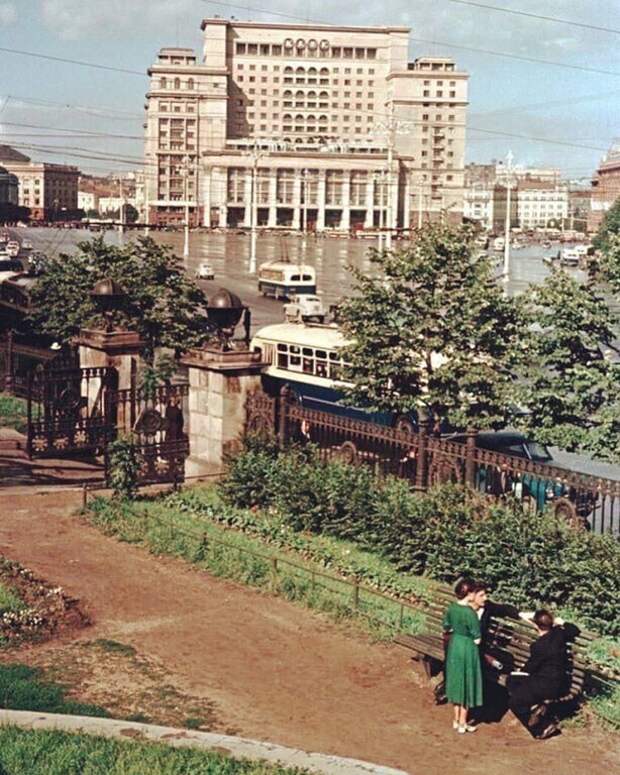 Cквер у журфака МГУ, 1956