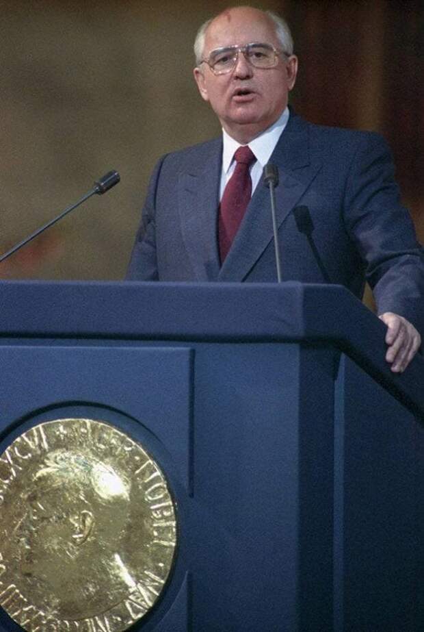 Горбачёв читает речь в 1990 году, когда ему была вручена Нобелевская премия мира