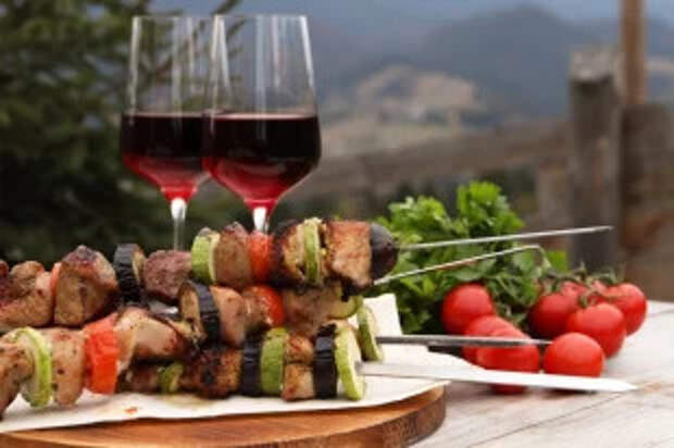 Пиво — худший вариант. С каким алкоголем лучше сочетать шашлык