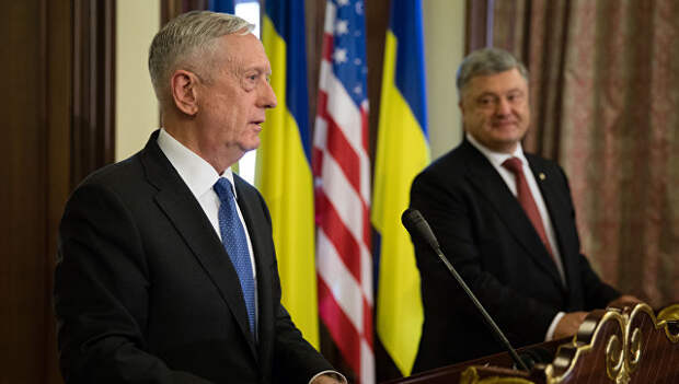 Министр обороны США Джеймс Мэттис во время совместной пресс-конференции с Петром Порошенко в Киеве. Архивное фото