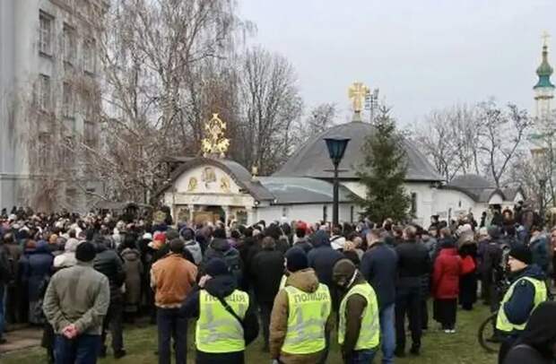В Киеве снесли часовню Десятинной церкви канонической УПЦ