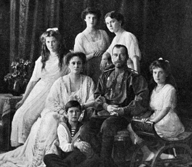 Император Николай II с семьёй