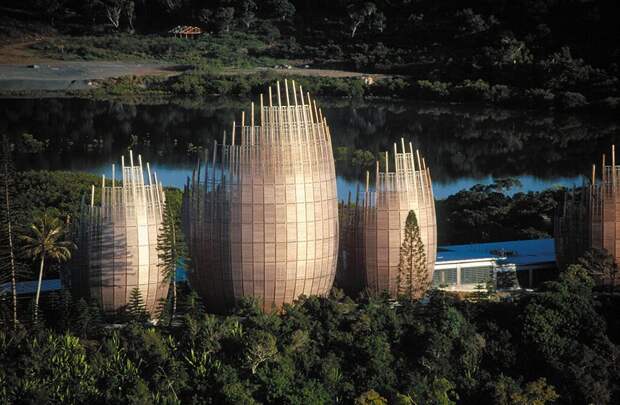 Комплекс включает в себя 14 деревянных построек разной высоты/ © architime.ru