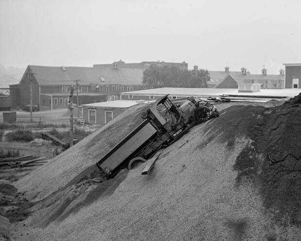 Трагичные и нелепые автомобильные аварии Бостона в 1930-х годах. Фотограф Лесли Джонс