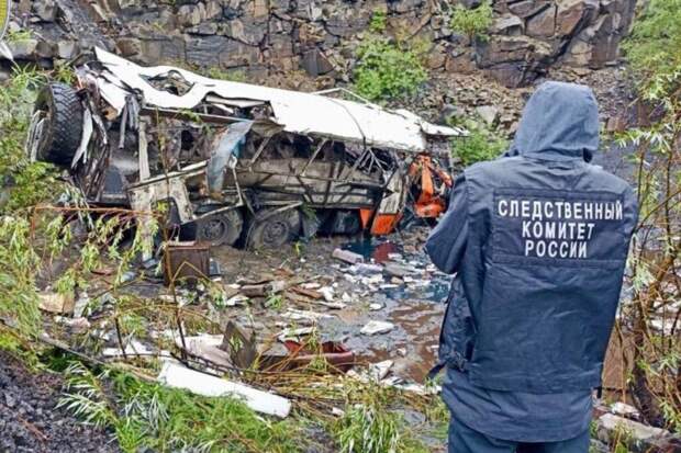 Автобус упал с обрыва в Якутии, погибли 13 вахтовиков